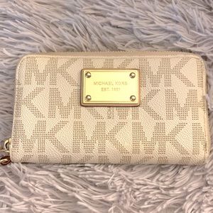 Micheal Kors Zip Around Wallet